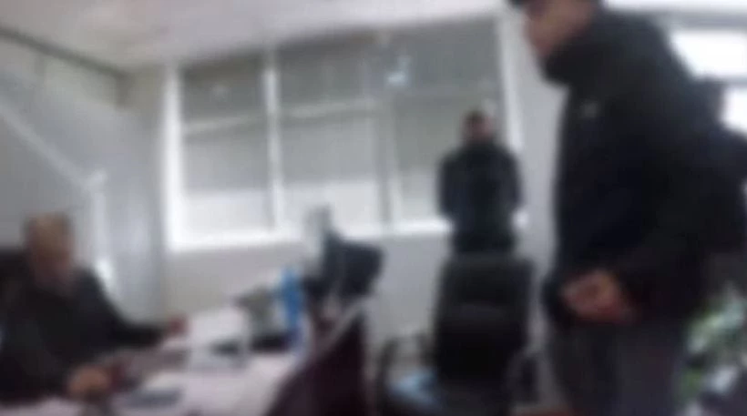 Καρέ καρέ η εισβολή του Ρουβίκωνα στην εφορία Παγκρατίου: «Θα ξαναεπιστρέψουμε» (βίντεο)